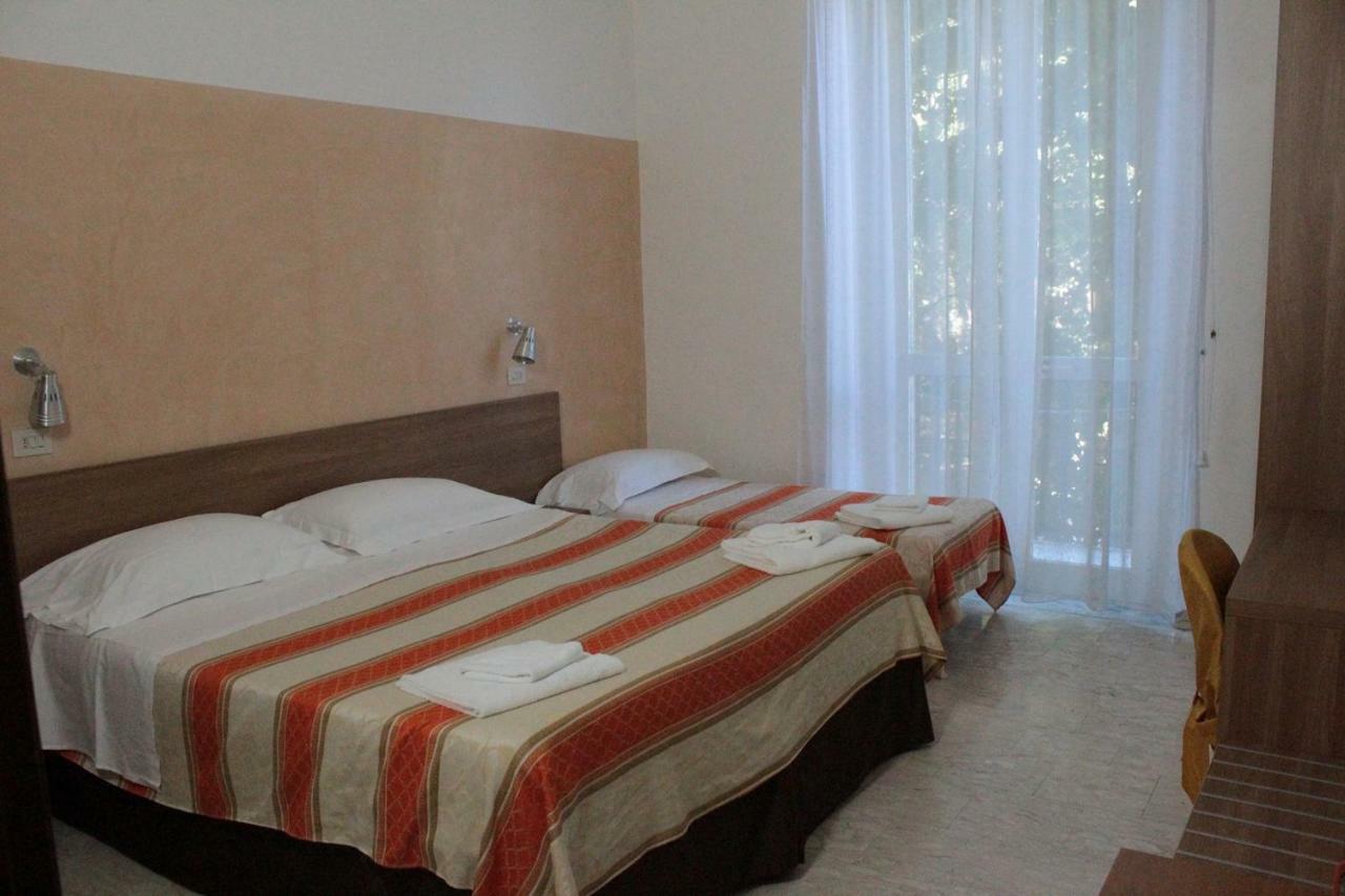 Hotel Derna Viareggio Esterno foto