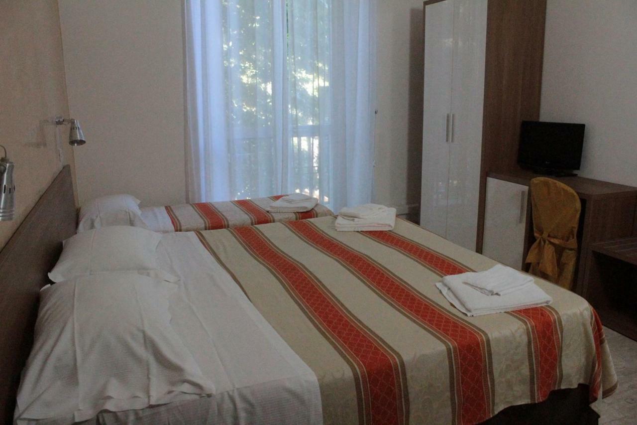 Hotel Derna Viareggio Esterno foto
